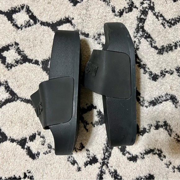 Levi’s Platform Slide Sandals - Picture 2 of 2